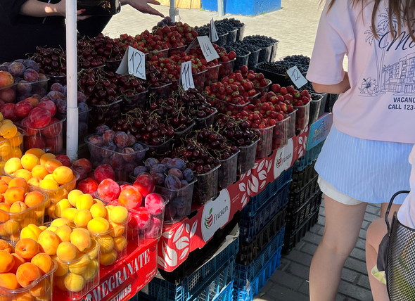 клубника и другие ягоды на рынке в Беларуси