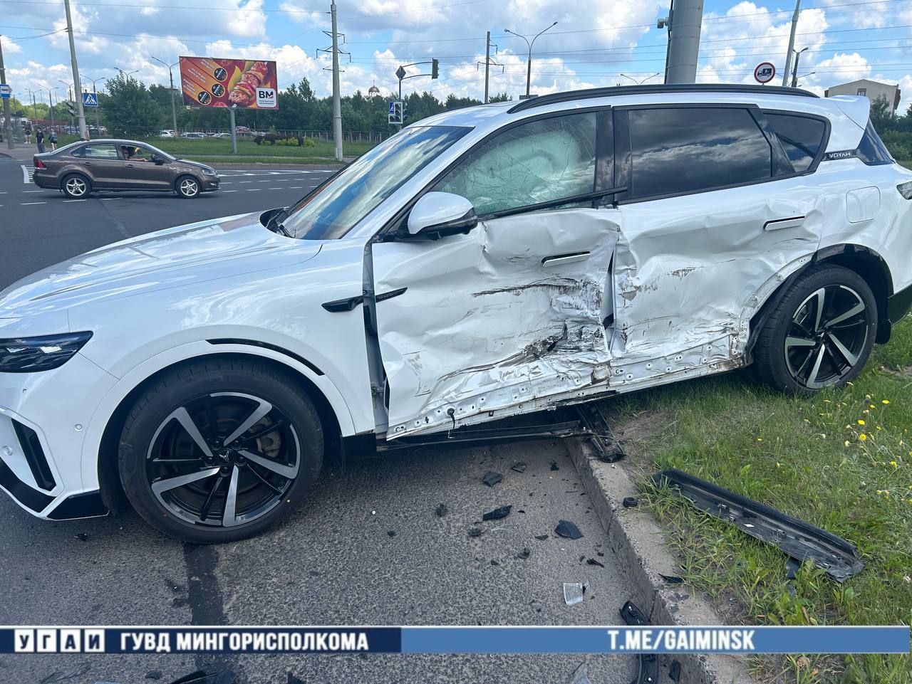 В Минске пожилой водитель BMW проехал на красный и врезался в Voyah