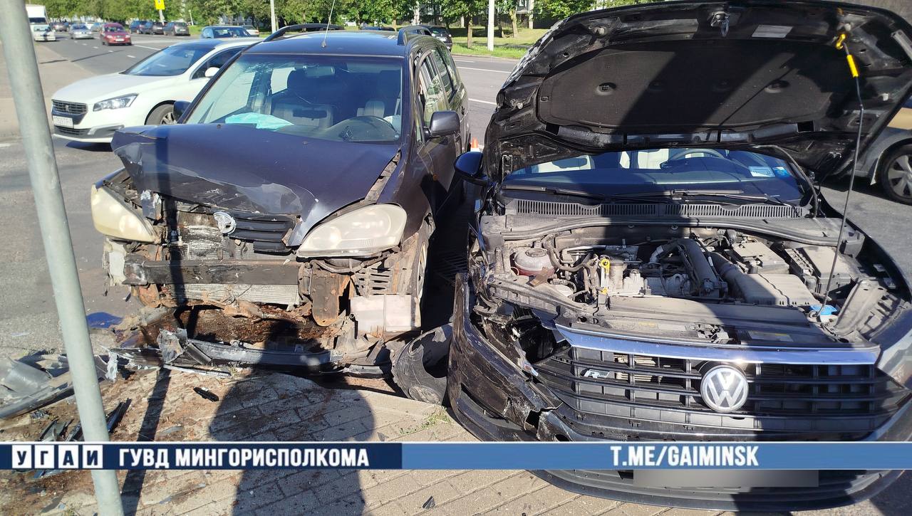 итог столкновения двух иномарок на улице Рафиева в Минске