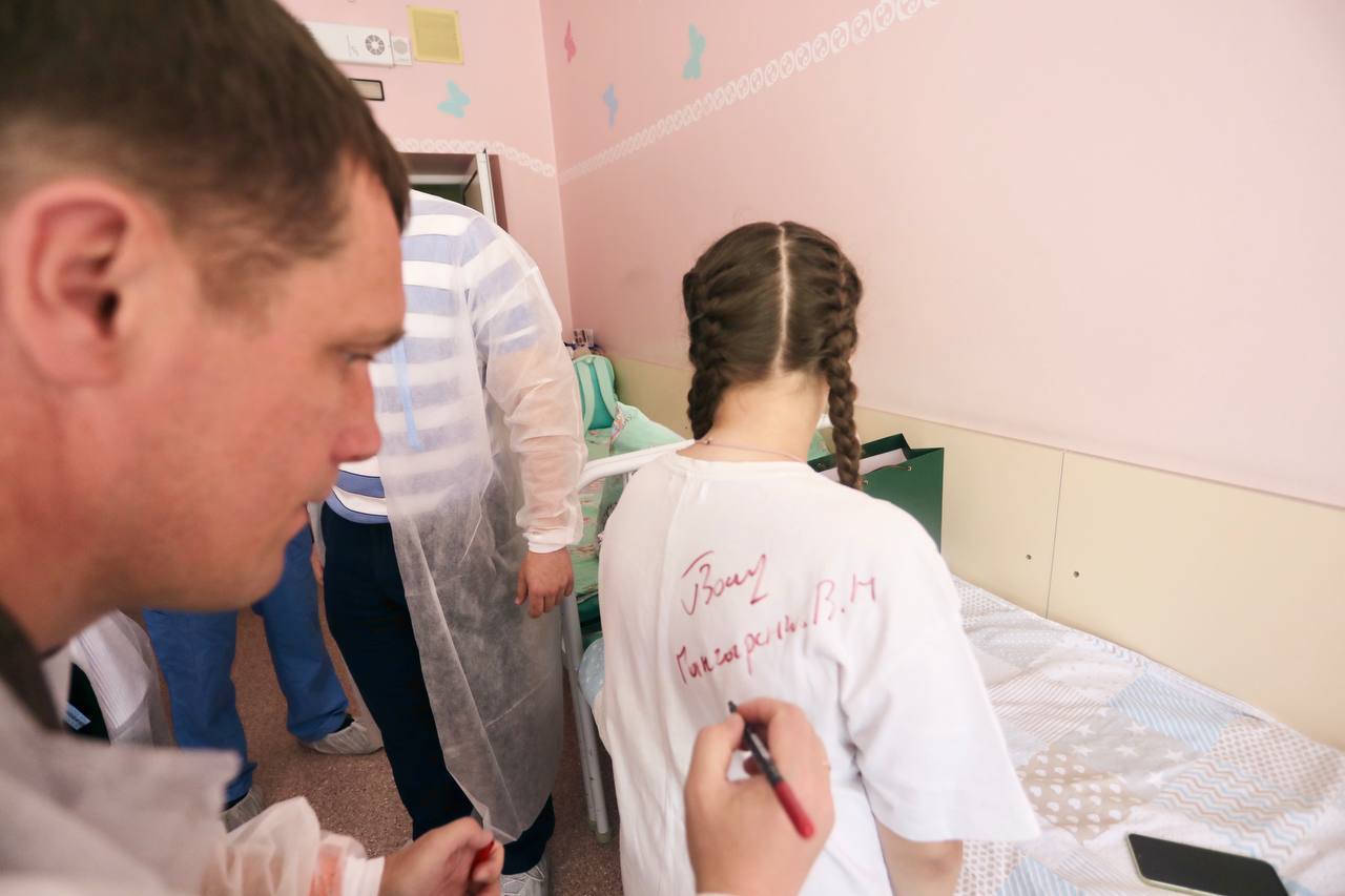 Виктор Ганчаренко посетил пострадавших под Брянском детей в РНПЦ
