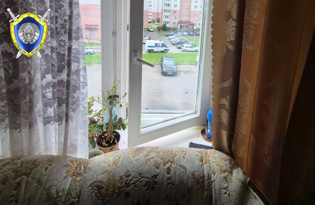 открытое окно и придвинутое к нему кресло